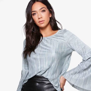  - Fraktkostnaden är inkluderat i priset 💌  Helt oanvänd topp från Boohoo med tag kvar i färgen ”duck egg blue”. 