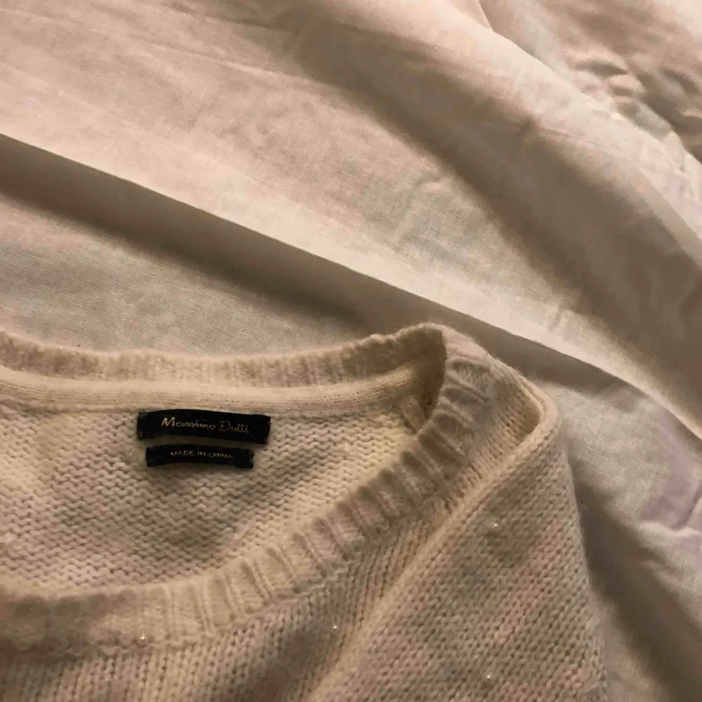 Vit stickad Massimo Dutti-tröja med små pärlor.  Skicka något i meddelanden om du vill veta något mer eller vill ha fler bilder☺️ köper står för frakt😇. Stickat.