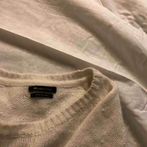  - Vit stickad Massimo Dutti-tröja med små pärlor.  Skicka något i meddelanden om du vill veta något mer eller vill ha fler bilder☺️ köper står för frakt😇