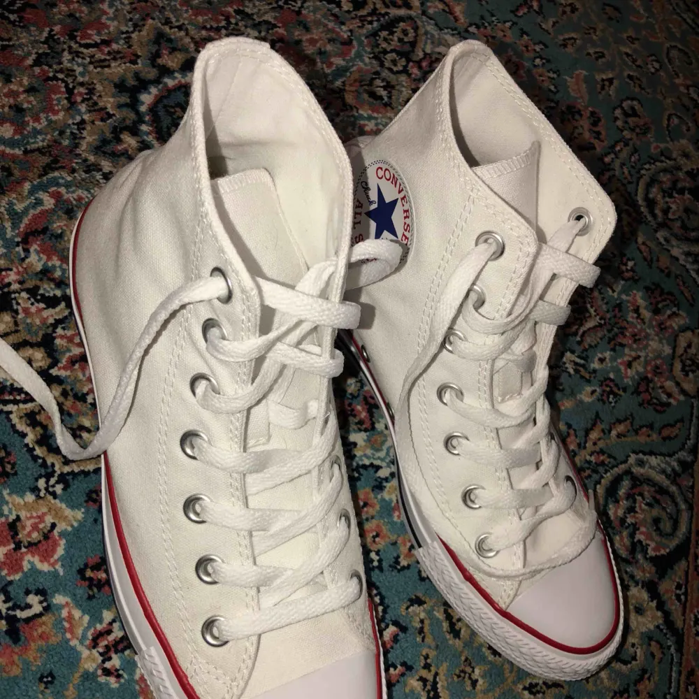 Hej. Jag säljer vita, höga samt helt nya och oanvända Converse i strl 38. Köpta på Nelly.com för 699 kr. Ingen förpackning kommer med, endast skorna. . Skor.