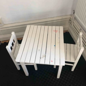  - Jag säljer: Ett litet barnbord+stolar 149kr  Stor kruka 50kr Liten kruka 40kr Litet bord 100kr Kontakta mig för intresse!  