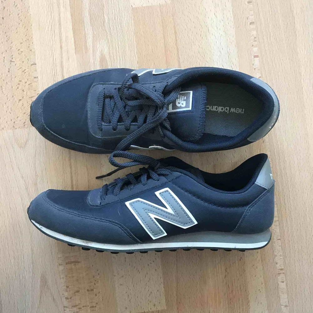 New balance sneakers marinblå storlek 40. Använda 2-3 gånger men säljs pga fel storlek, annars väldigt bekväma! . Skor.