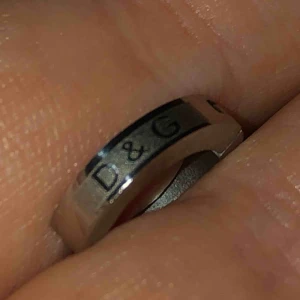  - Silver Dolce & Gabbana örhänge man kan använda detta som piercing 💕. Pris kan diskuteras. frakt tillkommer.💕