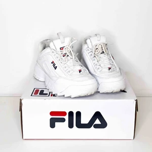  - FILA disruptor 2. Använda men ändå i bra skick. Köptes i slutet av augusti men har inte används så flitigt. Kommer med kartong o kvitto