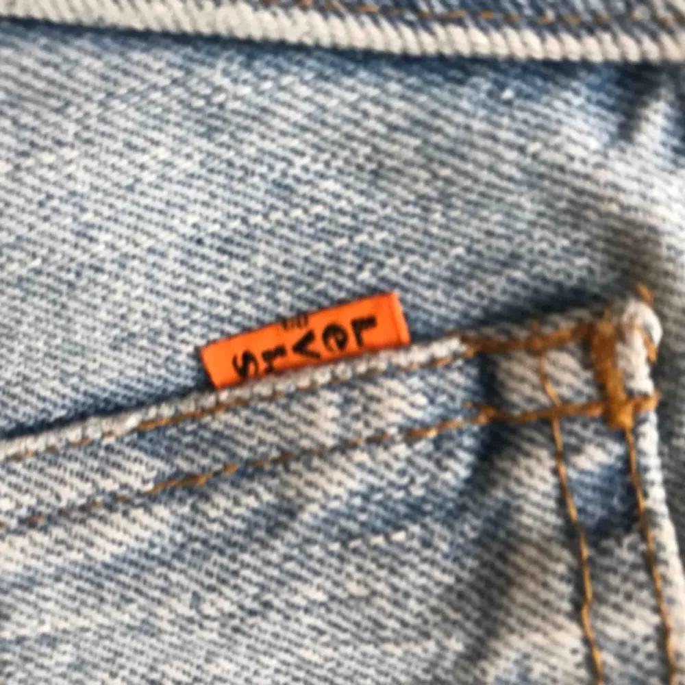 Jeansshorts från Levi’s ovanliga orangea kollektion. Köpta second hand så ingen storlek, men är mycket små. För en smal XS eller XXS. Kan mötas upp i Stockholm eller skicka.. Shorts.