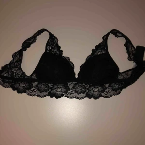  - Jättefin svart spetsBH från Gina tricot. Fint skick, säljes på grund av för liten. Använd ca 2 gånger! Pris: 35+frakt