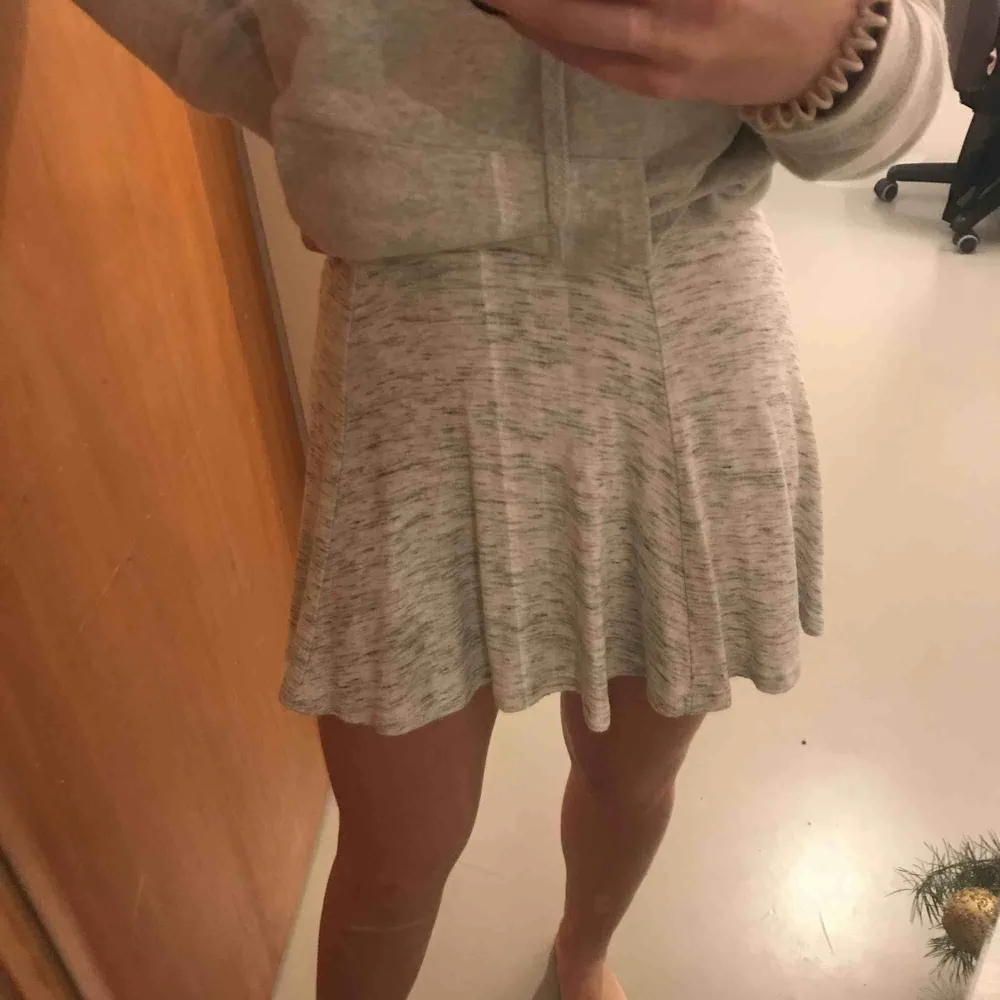 Så fin ljusgrå kjol från HM! . Kjolar.