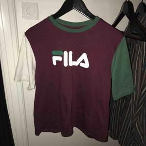 T-shirt från fila, sparsamt använd. Eventuell frakt tillkommer!