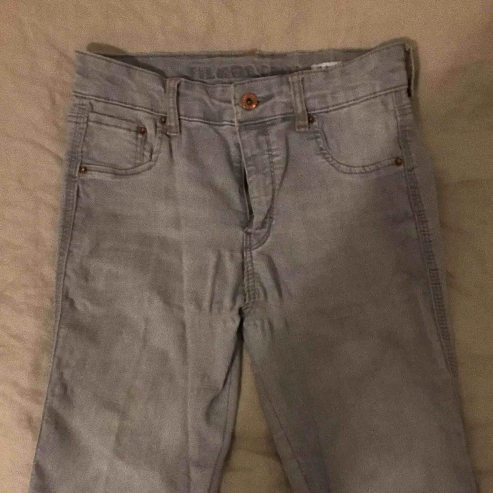 Pull&bear gråa skinny jeans! . Jeans & Byxor.