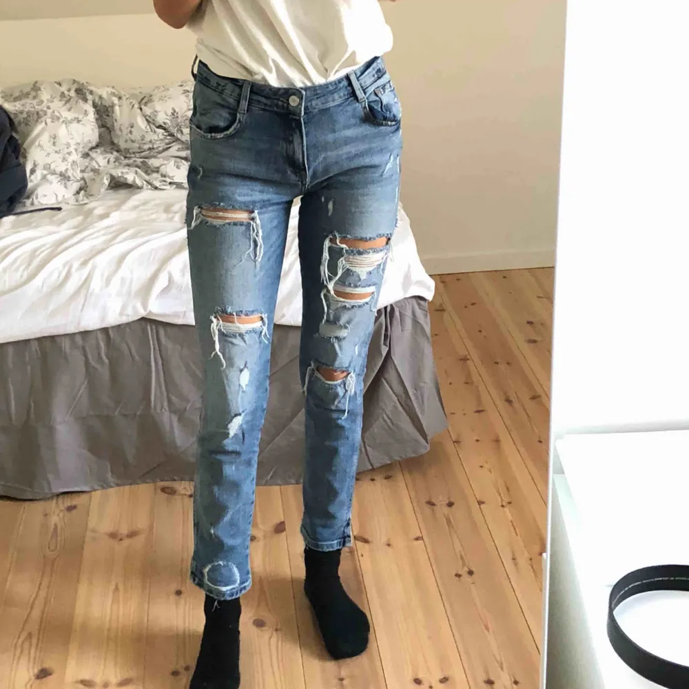 Blåa jeans med hål från zara i storlek 34. Möts upp i Stockholm eller köparen från för frakt. Jeans & Byxor.