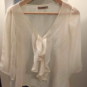  - Krämvit blus från Saint Tropez. Djup urringning. OBS! Säljer endast till personer som kan ta sig till Helsingborg för att köpa, skickar inget via post.