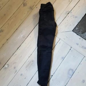  - Svarta jeans i strech 