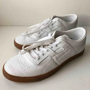  - Säljer mina vita Reebok skor, nypris 900kr Har användt skorna ungefär en väcka totalt man ser ju att dom är lite använda men utöver det så är allt i toppskick! Ett kap helt enkelt! Kunden betalar frakt