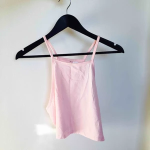  - Härlig topp i färgen babyrosa. Mycket gott skick! Frakt 15kr