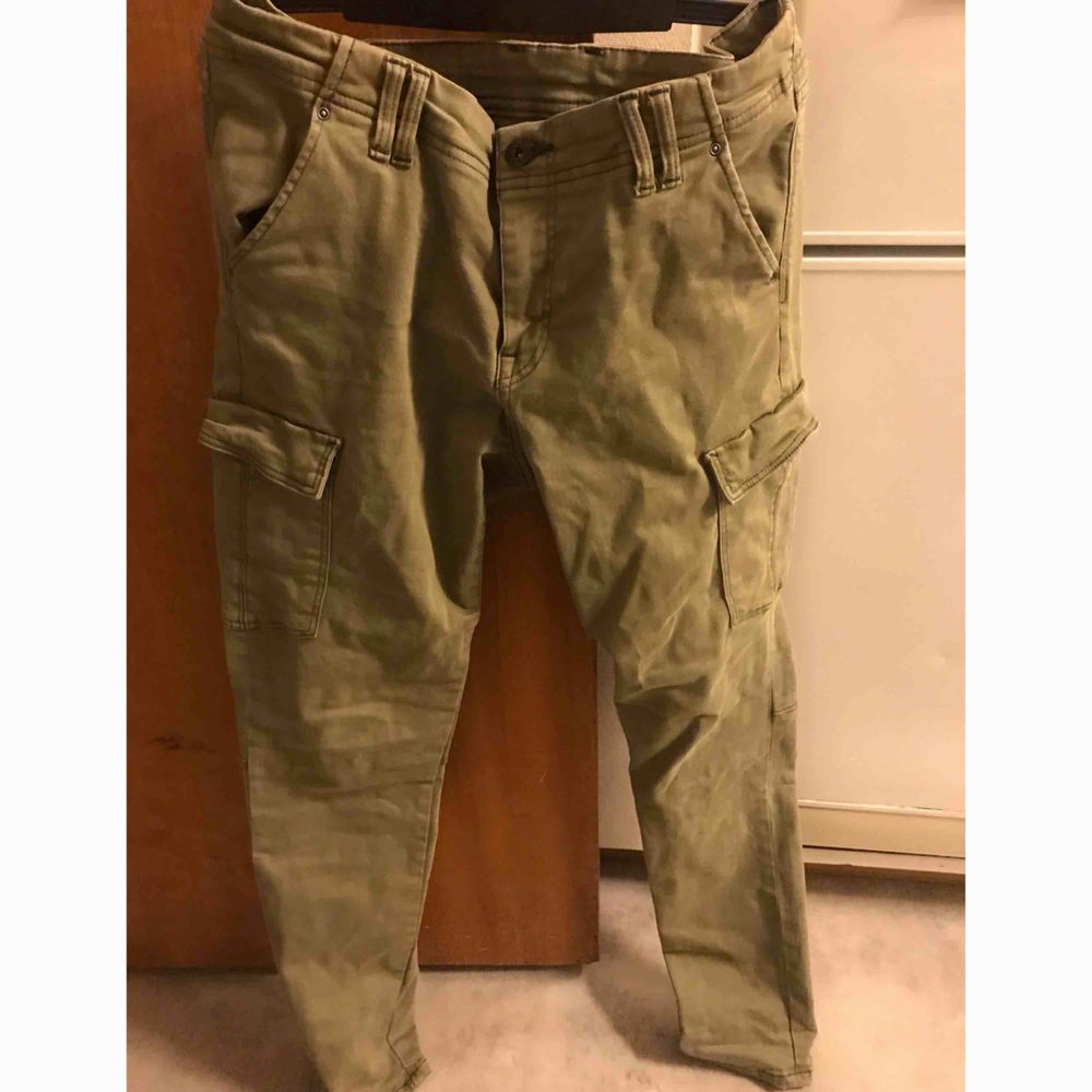 Fina mörkgröna denim jeans från HM, storlek 32x32. . Jeans & Byxor.
