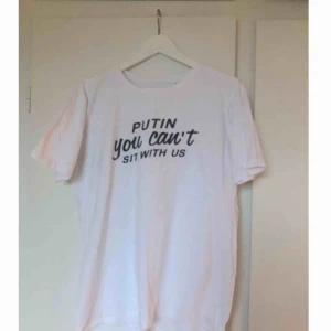  - Tisha från Faggot Apparel. Strlk XL men är ganska liten i storleken så skulle säga sitter lite oversize på mig som är S/M. Frakt tillkommer!