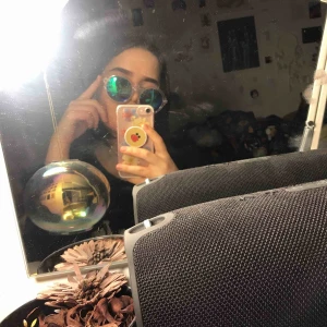  - ett par balla genomskinliga solglasögon köpta på MONKI. har en oilspill finish på ”glaset”. väldigt funky :))