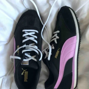  - Sneakers från Puma. Använda enstaka gång inomhus. Frakt tillkommer