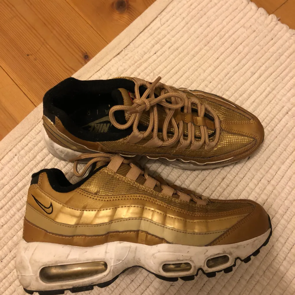 Supersnygga Nike air max 95 i guldig färg! Är de skönast skorna jag har ägt men använder de tyvärr väldigt sällan 😕 eventuell frakt står köparen för 🌼. Skor.
