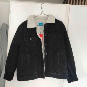  - skitsnygg höst/vinter jacka från twintip som tyvärr är för kort i ärmarna för mig som är 1.85 lång. står att det är XL men skulle säga att den passar som en S/M/L i storleken beroende på hur man vill att den ska sitta. JAG STÅR FÖR FRAKTEN! :) 