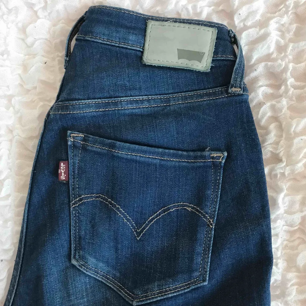 High waisted skinny jeans från Levi’s. Formar rumpan & midjan väldigt bra! Endast använda 2 gånger, därav i nyskick. Hämtas i Falun eller fraktas. . Jeans & Byxor.