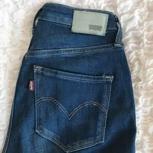 High waisted skinny jeans från Levi’s. Formar rumpan & midjan väldigt bra! Endast använda 2 gånger, därav i nyskick. Hämtas i Falun eller fraktas. 