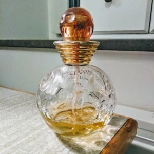  - c:a 30 ml kvar av parfymen Dolce vita från Christian Dior.