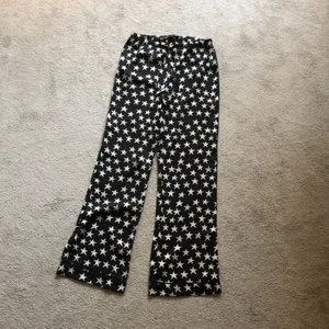 Stjärnbyxor från Lovestories  - Okej! Snyggaste byxorna från Lovestories, passar till allt. Fest, hemmamys, jobb, stranden. Är flera intresserade är det högst budande som vinner! 