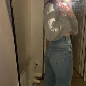 Perfect jeans 32 - Tja! Jag säljer mina perfect jeans från Gina tricot! Sparsamt använda då jag har gått upp lite sen i somras när jag köpte dom. Dom är blåa i storlek 32. 