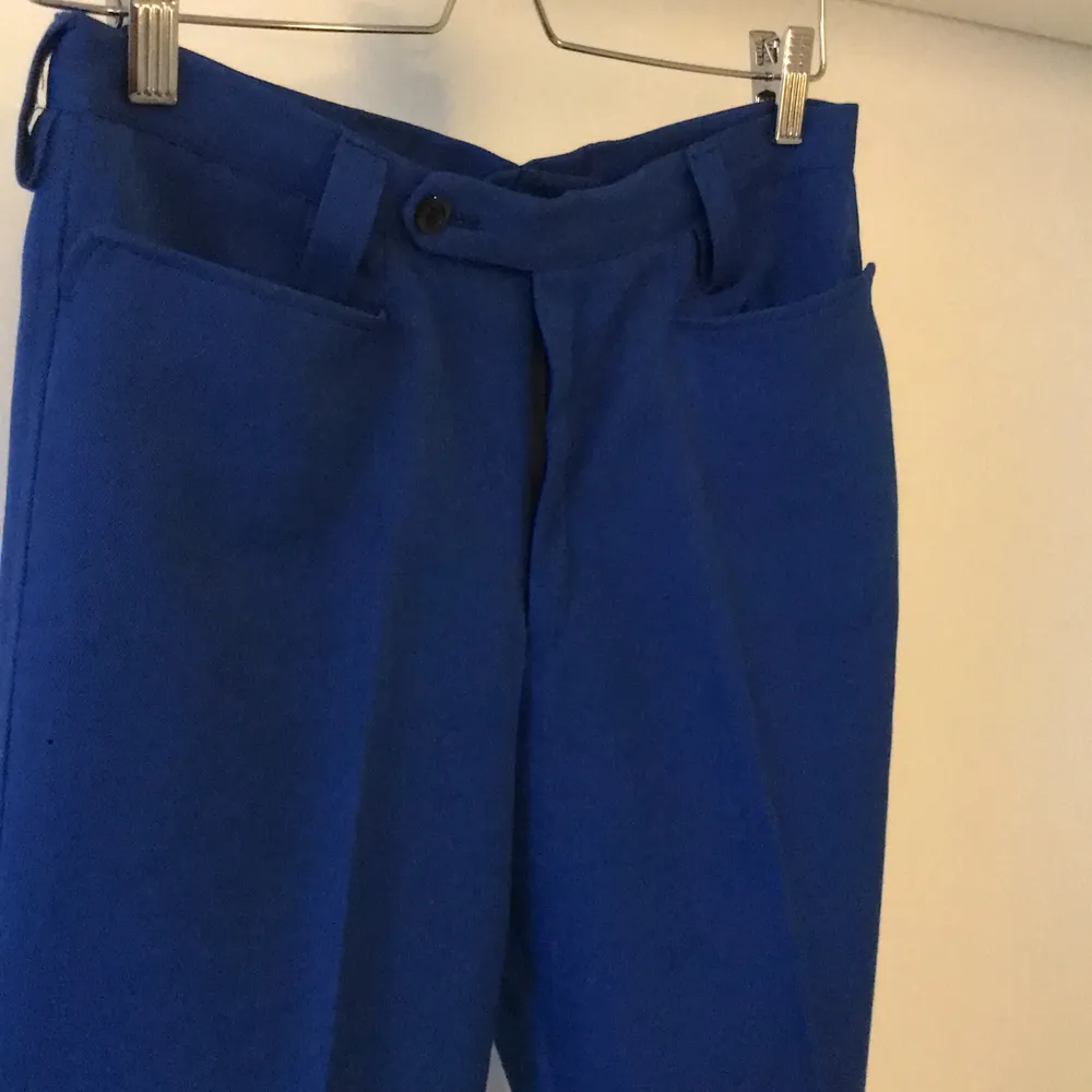 Blåa utsvängda kostymbyxor köpta second hand. Sry för smutsig spegel på bild 1 . Jeans & Byxor.