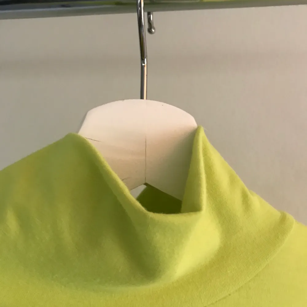 Neon green / yellow turtleneck top from NLY Trend size S. Super soft material, best color representation on last photo. Toppar.