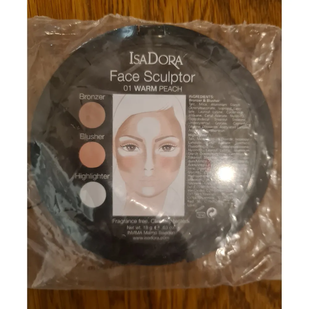 Isadora Face Sculptor - 01 Warm Peach 》3 i 1 - 》Bronzer, Highlighter, Blusher. 》Storlek: 80g. 》Skick: Ny. Övrigt.