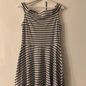 randig klänning från superdry store  - denna klänning är från drystore och är i storlek L men är mer som en M. Den har användts fåtal gånger och är  offshoulder. buda i kommentarerna! frakten betalar kunden!