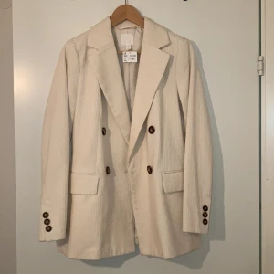 Manchester kavaj från H&M - Något längre i passformen, färgen är offwhite/grädd it - storlek 38, aldrig använd.  Nypris 399:-      Säljer den för 200:-, köparen står för frakt :) 