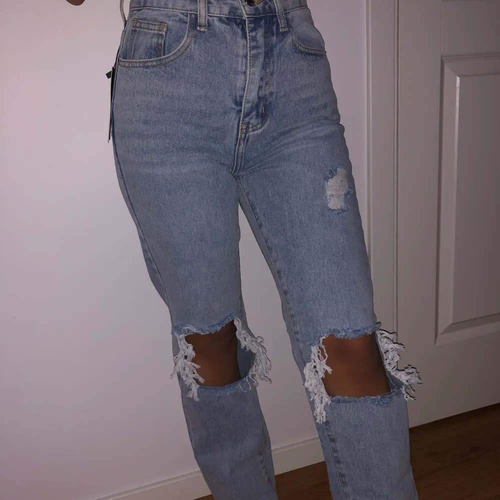 jeans i storlek 36, 8 i UK💕 Super fina jeans oanvända och leverans ingår i priset. Skriv t mig vid frågor . Jeans & Byxor.