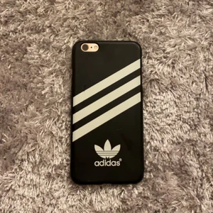 Adidas mobilskal för iPhone 6+  - Svart o Vitt adidas mobilskal för iPhone 6+                                Skalet har lite repor på framsidan efter användning.                Jag säljer skalet pågrund av ny mobil.❤️