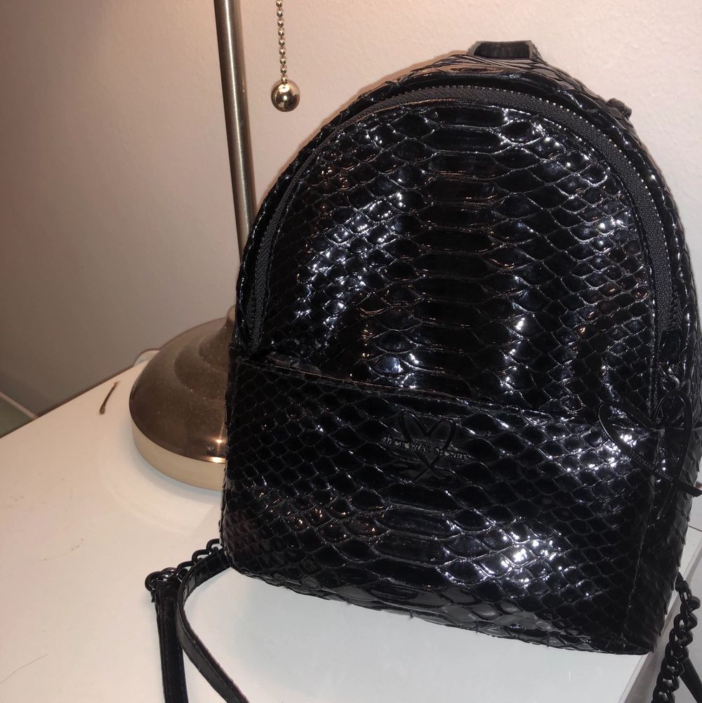 Säljer en felfritt svart Victorias Secret mini backpack. Rymmer en stor mobiltelefon, en plånbok samt en liten bok, (dessutom har en liten ficka som fungerar bäst för nycklar). Den är använd ett fåtal gånger, köpt för 1100kr. Kan skicka fler bilder. . Väskor.