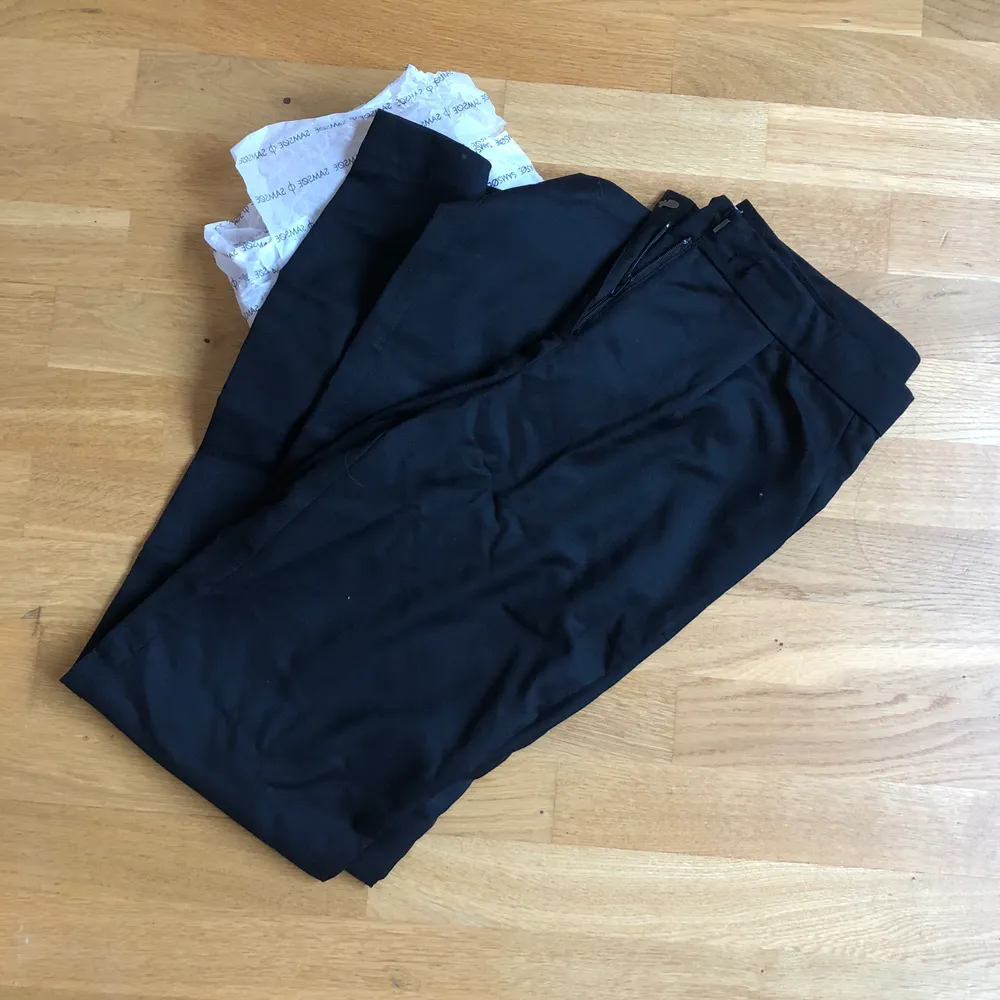 Säljer mina svarta kostymbyxor från second female endast använt 2 gånger. I stel xs, men passar även S. . Jeans & Byxor.