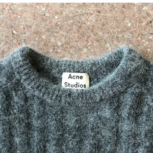Acne Studios Stickad tröja - Säljer denna fina, i princip nya Acne-tröjan. Använd enstaka gånger! Nypris över 2000kr