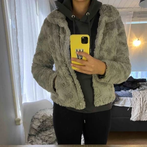  - Grå faux fur jacka från Vero Moda. 