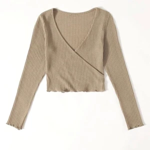 Tröja  - Säljer den här tröjan från SHEIN eftersom den var för stor för mig, jag har XS & den känns mer som storlek S ✨