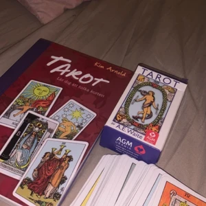 Tarotkort och tarotbok - INTRESSEKOLL!!    Undrar om någon skulle vara intresserad utav tarot kort och en tarot bok?! Helt nya! Boken + tarotkorten går på 400kr ink frakt. Högt pris då dom precis är nya och ej använda! Kom pritar för frågor💕😜