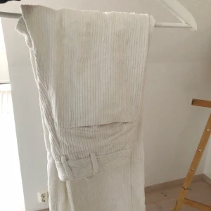 Vita Manchesterbyxor  - Vita manchesterbyxor från ASOS. Dem är stl 32 och ja har även sytt in dem lite i midjan. Ja har vanligtvis stl xs och är 164cm lång och dem passar bra på mig!🥰 om man inte kan mötas upp i Gävle tillkommer frakt!