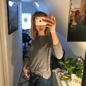 COS tröja - Fin COS tröja i storlek S. Varsamt använd och i bra skick! Skriv för mer info och bilder!🥰