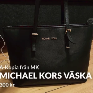 MK väska  - Knappt använd, fint skick.