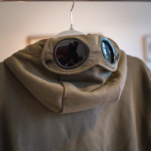 C.P. Company hoodie - Storlek: Medium passar 160-180cm  Skick: 9/10  Pris: 1400kr 