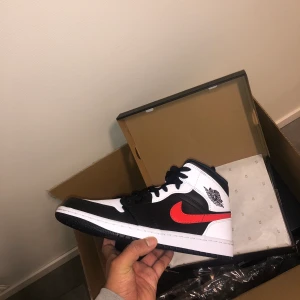 J1 Black Chile - Finns i strlk 41-44. Pris på 1899 SEK, bud startar annars från 1500 SEK. Storlek 43, 40 och 46 slutsålda