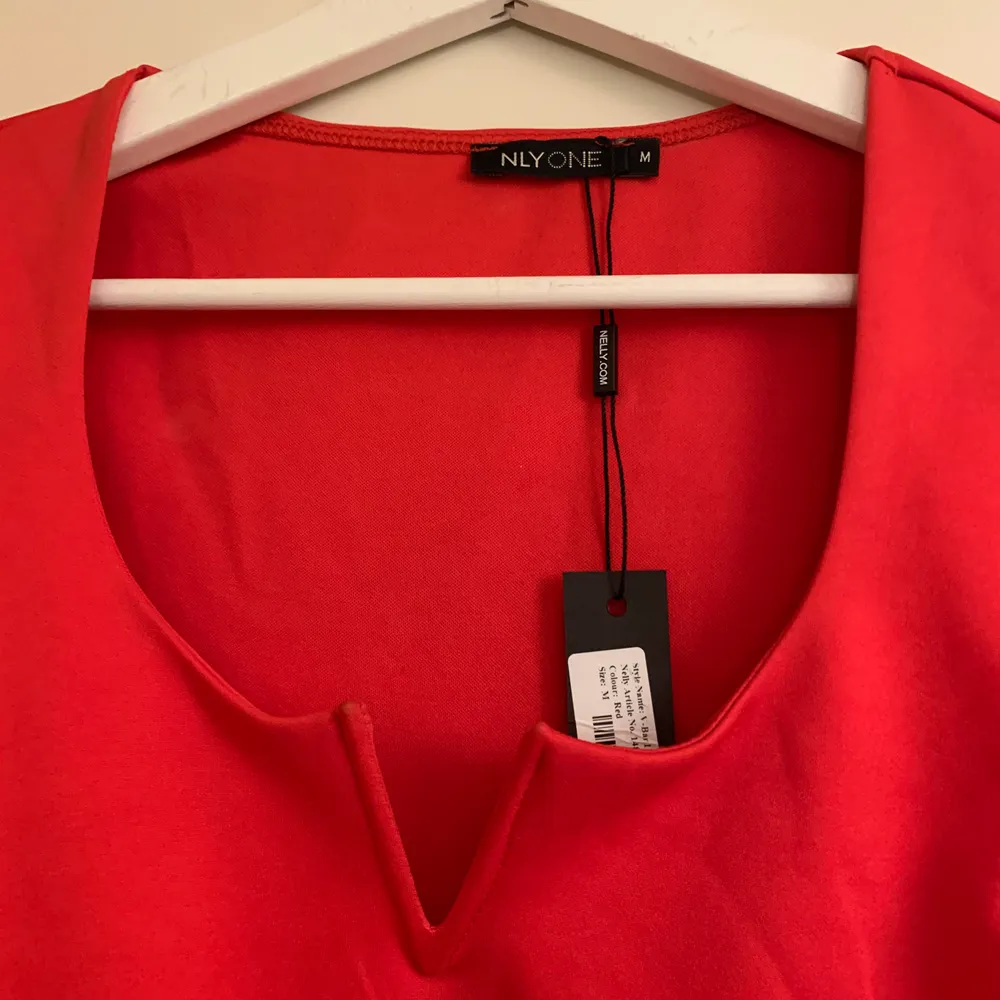Röd tight klänning från Nelly. Aldrig använd, den är i storlek M men passar definitivt S. Prislapp hänger kvar🥰 pris och frakt kan diskuteras . Klänningar.