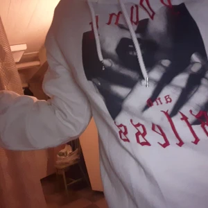 Hoodieklänning i storlek S  - Mysig hoodieklänning med ett snyggt tryck på framsidan. Passar både S och M då den är oversized .Kan användas som en stor hoodie.