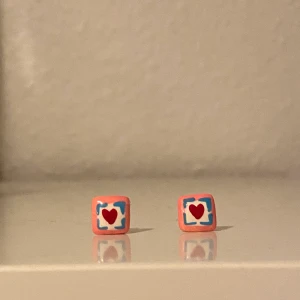 earings  - a pair of earnings with a heart on